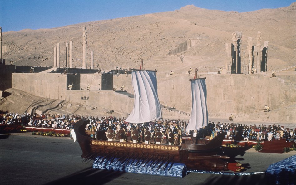 Widowiska w Pasargadach oraz Persepolis, zorganizowane z rozkazu szacha Pahlawiego z okazji 2500. ro