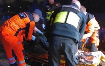 Zdarzenie zauważyli patrolujący okolicę strażnicy miejscy, którzy dostrzegli zbiegowisko zaniepokojo