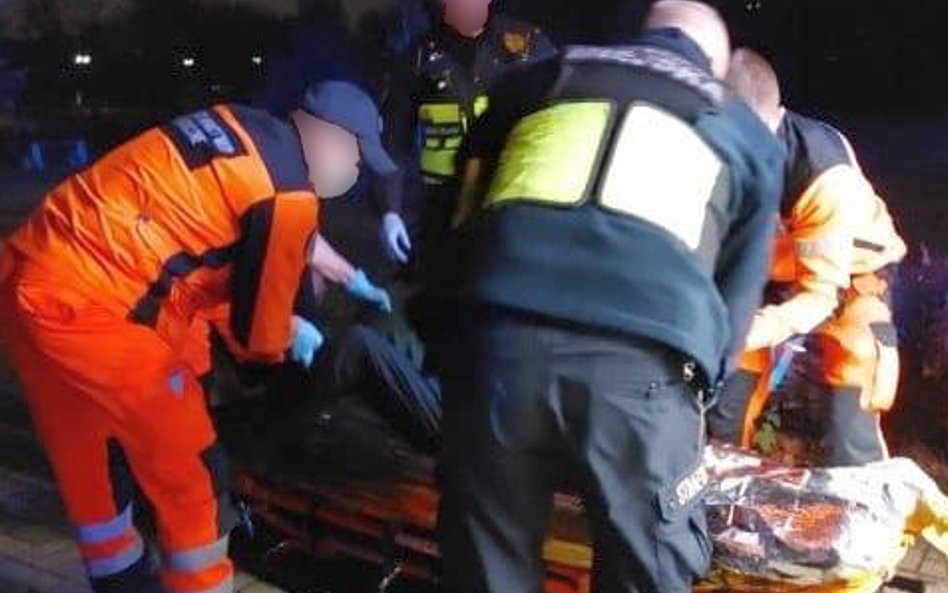 Zdarzenie zauważyli patrolujący okolicę strażnicy miejscy, którzy dostrzegli zbiegowisko zaniepokojo