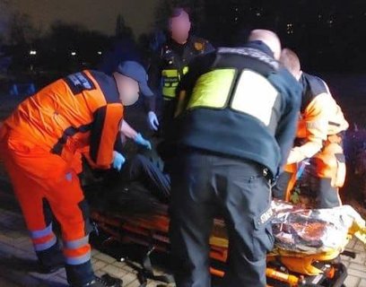 Zdarzenie zauważyli patrolujący okolicę strażnicy miejscy, którzy dostrzegli zbiegowisko zaniepokojo