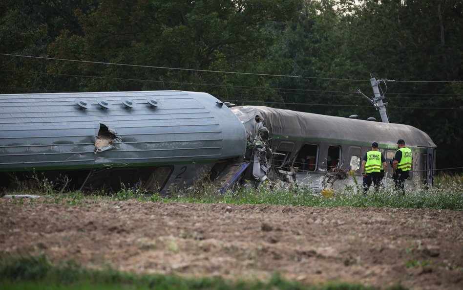 Pociąg Intercity wykoleił się po zderzeniu z ciężarówką