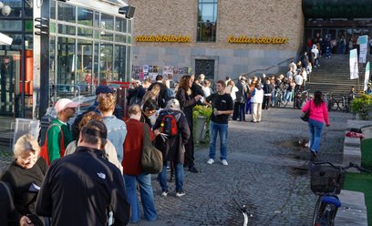 Kolejka do lokalu wyborczego w dniu przedterminowego głosowania w Sztokholmie