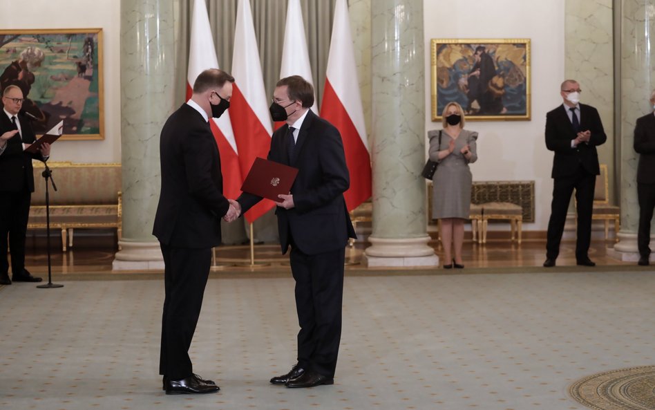 Prezydent RP Andrzej Duda (L) oraz powołany na stanowisko prezesa Naczelnego Sądu Administracyjnego 