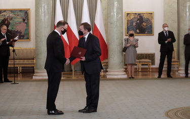 Prezydent RP Andrzej Duda (L) oraz powołany na stanowisko prezesa Naczelnego Sądu Administracyjnego 