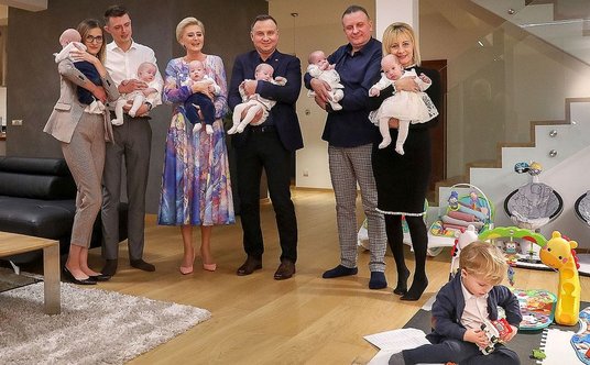 U góry - sześcioraczki: Filip, Tymon, Zosia, Kaja, Malwina i Nela. Na podłodze bawi się starszy Oliw