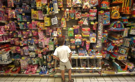 Jednak nie wszystkie – nowe prawo ma uderzyć w duże placówki, zwłaszcza sieci Tesco, Lidl, Auchan cz