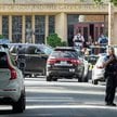Funkcjonariusze organów ścigania przed kościołem Zwiastowania po masowej strzelaninie w Minneapolis 