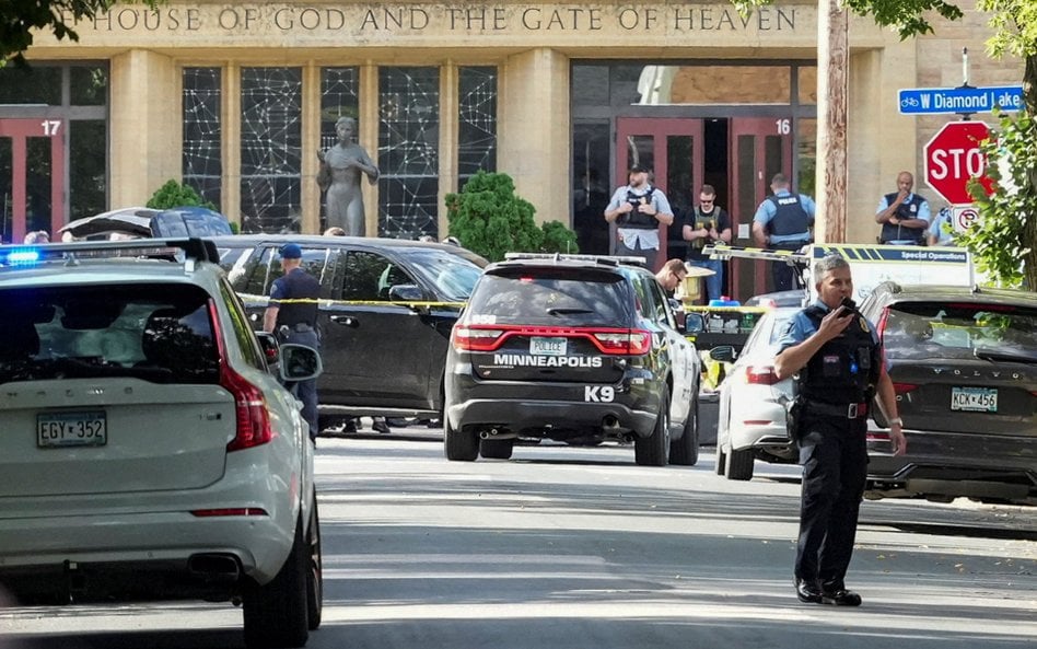 Funkcjonariusze organów ścigania przed kościołem Zwiastowania po masowej strzelaninie w Minneapolis 