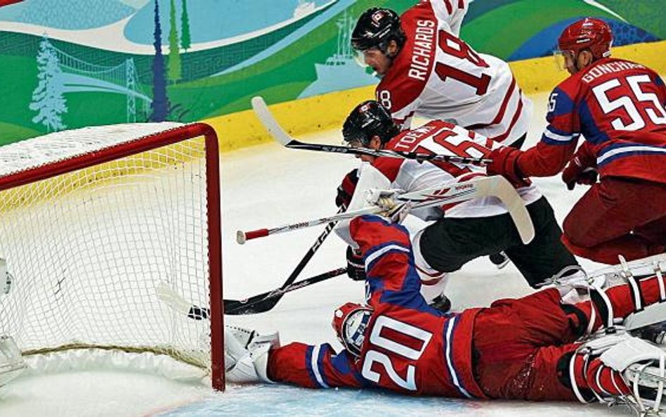 Tym razem Jewgienij Nabokow złapał krążek. Rosyjską bramkę atakują Jonathan Toews i Mike Richards