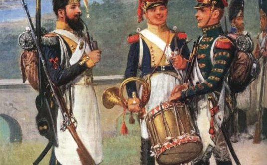 Saper Legii Nadwiślańskiej (po lewej) i żołnierze 4. Pułku Piechoty Księstwa Warszawskiego.