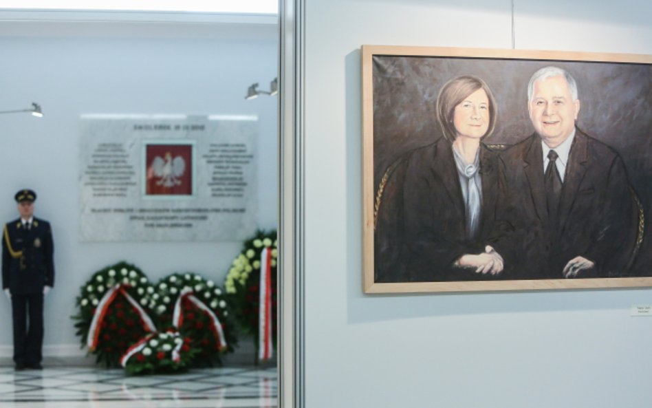 Portret zmarłej pary prezydenckiej oraz wieńce przed tablicą upamiętniają posłów i senatorów, którzy