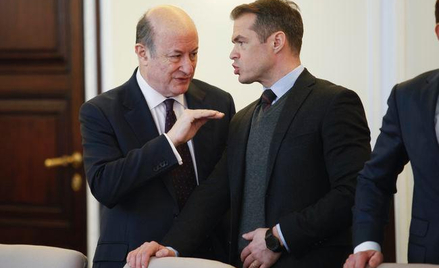 Sławomir Nowak (z prawej) rozmawia z ministrem finansów Jackiem Rostowskim