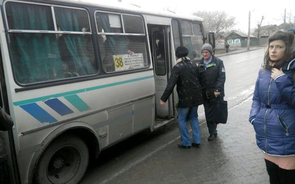 Pieniądze z OC także za wypadek przy wysiadaniu z unieruchomionego pojazdu