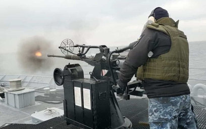 Kuter patrolowy Słowjanśk w czasie strzelań z 25 mm armaty M-110 w styczniu tego roku. Fot./WMSU.