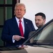 Prezydenci Trump i Zełenski przed Białym Domem, przed pamiętną awanturą w Gabinecie Owalnym, zakończ
