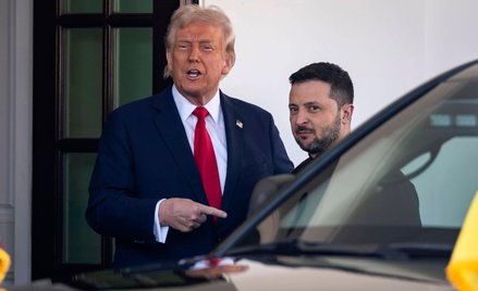 Prezydenci Trump i Zełenski przed Białym Domem, przed pamiętną awanturą w Gabinecie Owalnym, zakończ