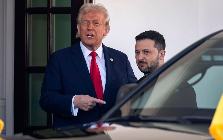 Prezydenci Trump i Zełenski przed Białym Domem, przed pamiętną awanturą w Gabinecie Owalnym, zakończ