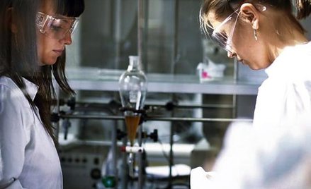 Studenci podczas zajęć powinni zdobywać umiejętności przydatne w przemyśle. Jednak współpraca szkół 