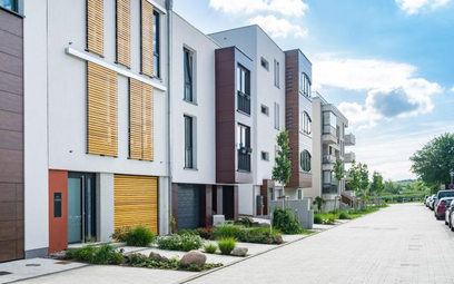 Z szacunków NBP wynika, że w pierwszym kwartale 2017 r. Polacy na zakup nowych mieszkań w siedmiu na