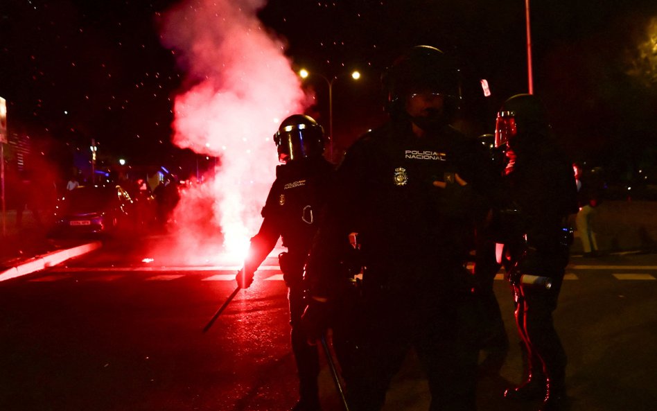 Hiszpańska policja musiała użyć gazu łzawiącego, by rozpędzić uczestników demonstracji w Madrycie