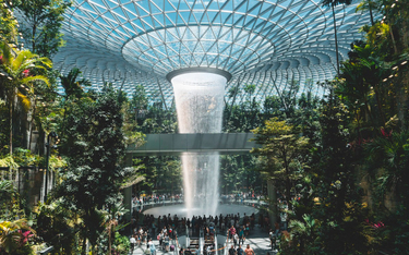 Sztuczny wodospad na lotnisku Changi w Singapurze.