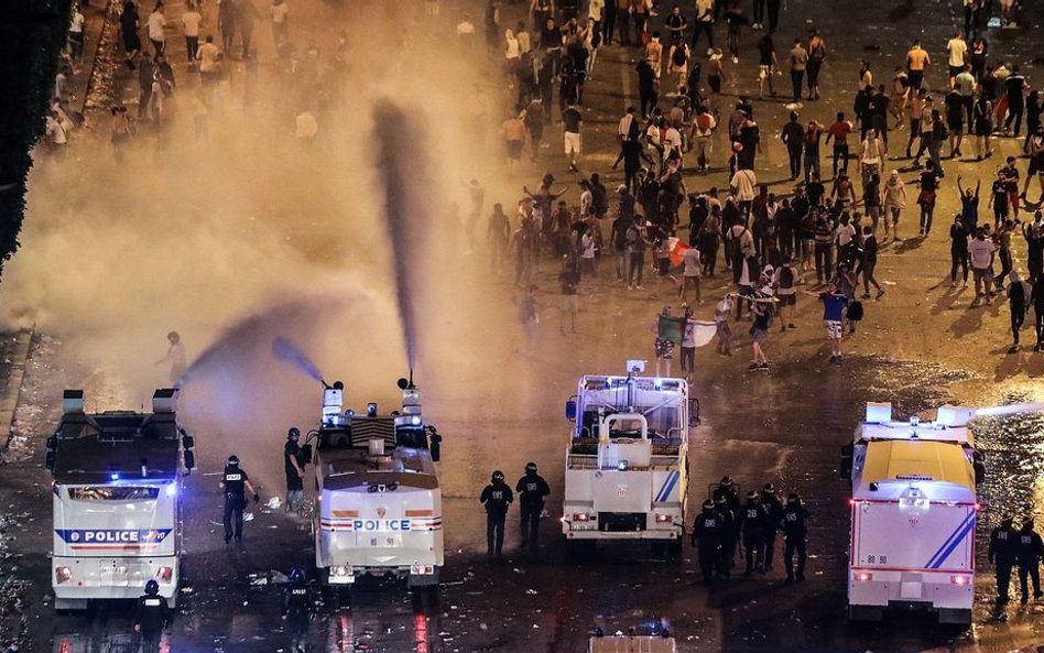 Francja: Pierwsze wyroki po "świętowaniu" wygranej na mundialu. Kara w zawieszeniu i grzywna