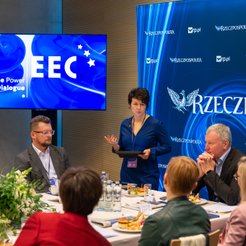 Uczestnicy debaty zgadzali się, że z perspektywy przedsiębiorców zatrudnianie cudzoziemców staje się