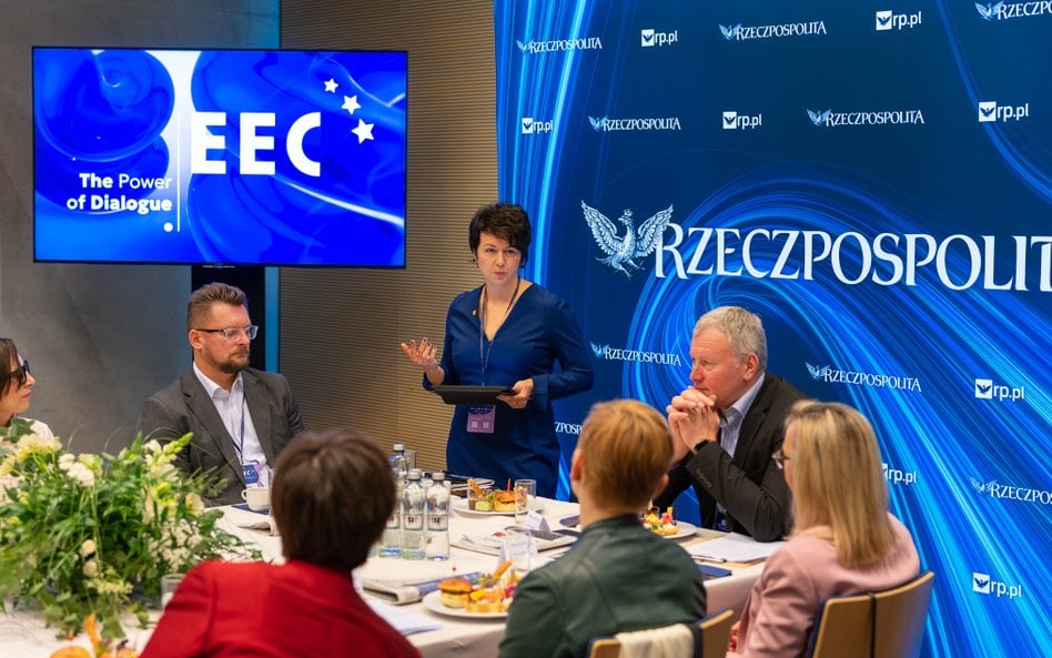 Uczestnicy debaty zgadzali się, że z perspektywy przedsiębiorców zatrudnianie cudzoziemców staje się