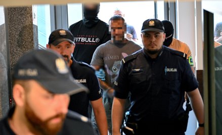 Doprowadzenie jednego z podejrzanych o pobicie obywateli Ukrainy, Adama C. (C), na posiedzenie aresz