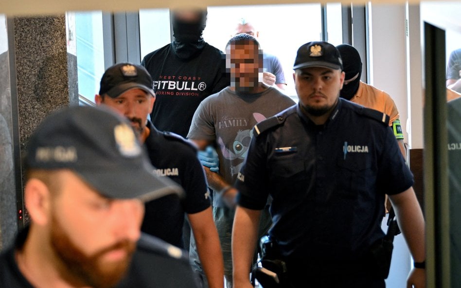 Doprowadzenie jednego z podejrzanych o pobicie obywateli Ukrainy, Adama C. (C), na posiedzenie aresz