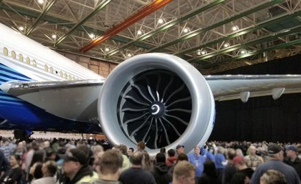 Największy boeing ma problemy z silnikami