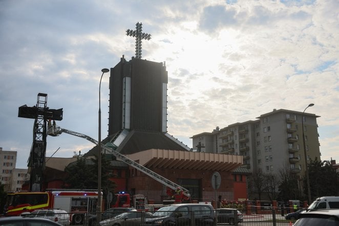 Krzyż papieski, który był elementem ołtarza w 1979 roku na ówczesnym Placu Zwycięstwa, stoi obok koś