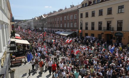Uczestnicy marszu przechodzą ulicami Warszawy