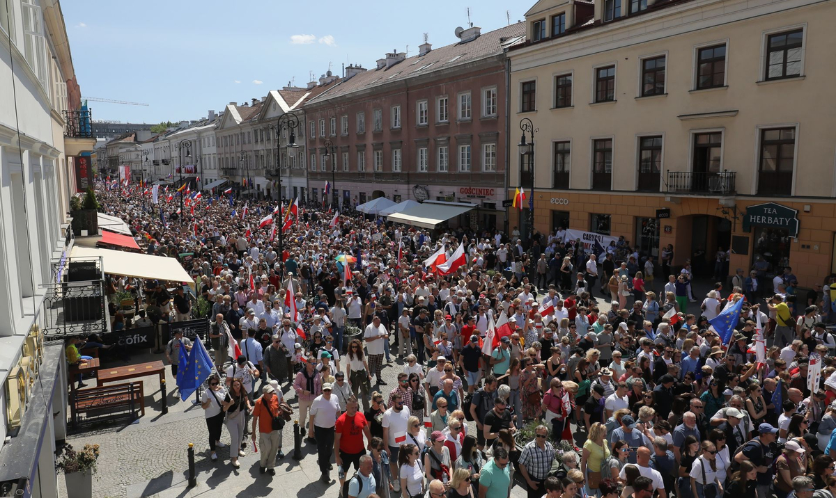 March 4th June.  How was the demonstration in Warsaw reported by “Wiadomości”?