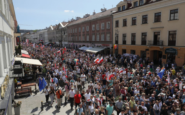 Uczestnicy marszu przechodzą ulicami Warszawy