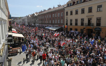 Uczestnicy marszu przechodzą ulicami Warszawy