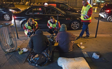 Bezdomni Polacy w Paryżu (zagadywani przez wolontariuszy Zakonu Maltańskiego). Zwykle przyjeżdżają z