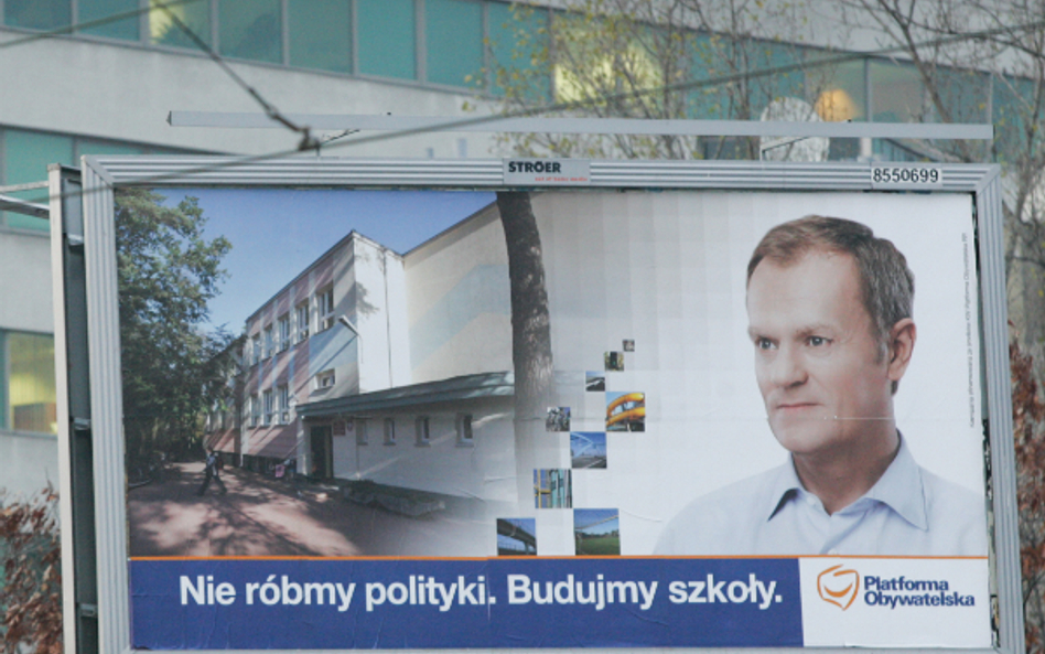 Premier ofiarą własnych słów o "marnotrawieniu pieniędzy" na billboardy