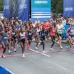 27 września, start maratonu w Berlinie. W bialej koszulce późniejsza zwyciężczyni, Etiopka Tigst Ass