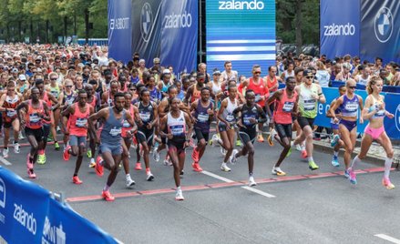 27 września, start maratonu w Berlinie. W bialej koszulce późniejsza zwyciężczyni, Etiopka Tigst Ass