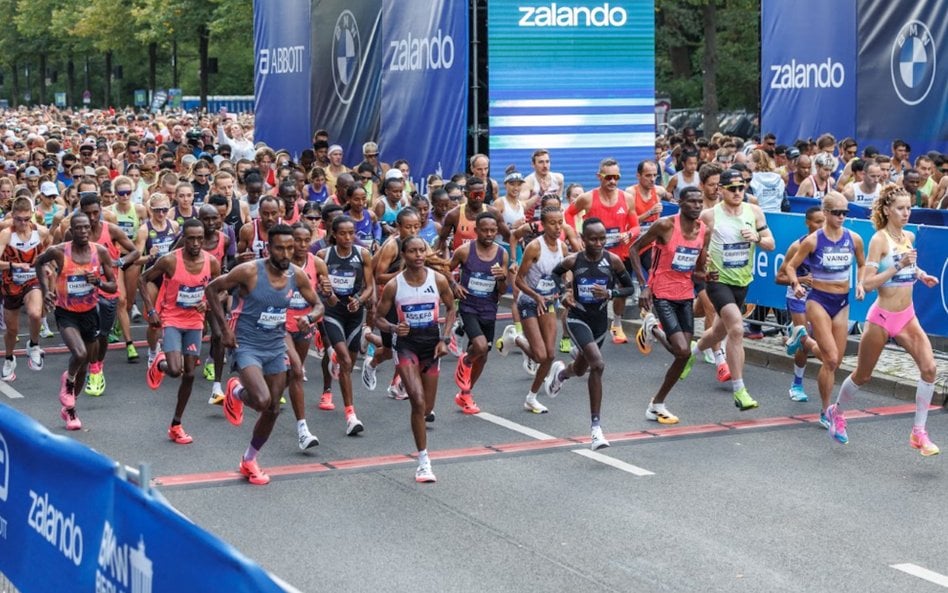 27 września, start maratonu w Berlinie. W bialej koszulce późniejsza zwyciężczyni, Etiopka Tigst Ass