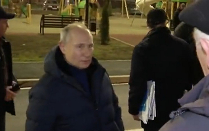 Domniemany Władimir Putin podczas spotkania z domniemanymi mieszkańcami Mariupola