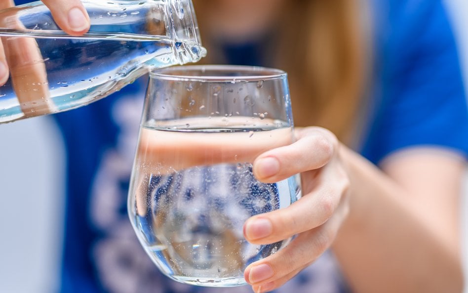 Dwa litry wody dziennie? Naukowcy obalili popularną tezę