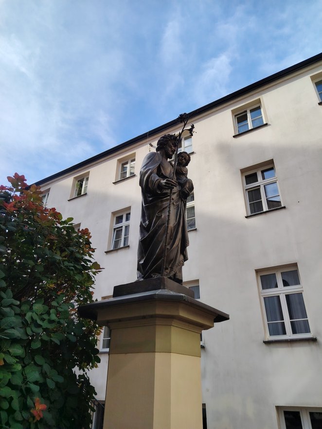 Na dziedzińcu przy kaplicy znajdował się ogród z figurą św. Józefa, wykonaną przez znaną warszawską 