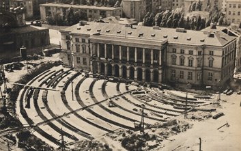 Konstrukcja ze stalowych belek umieszczona pod gmachem Pałacu Lubomirskich przejechała wraz z pałace