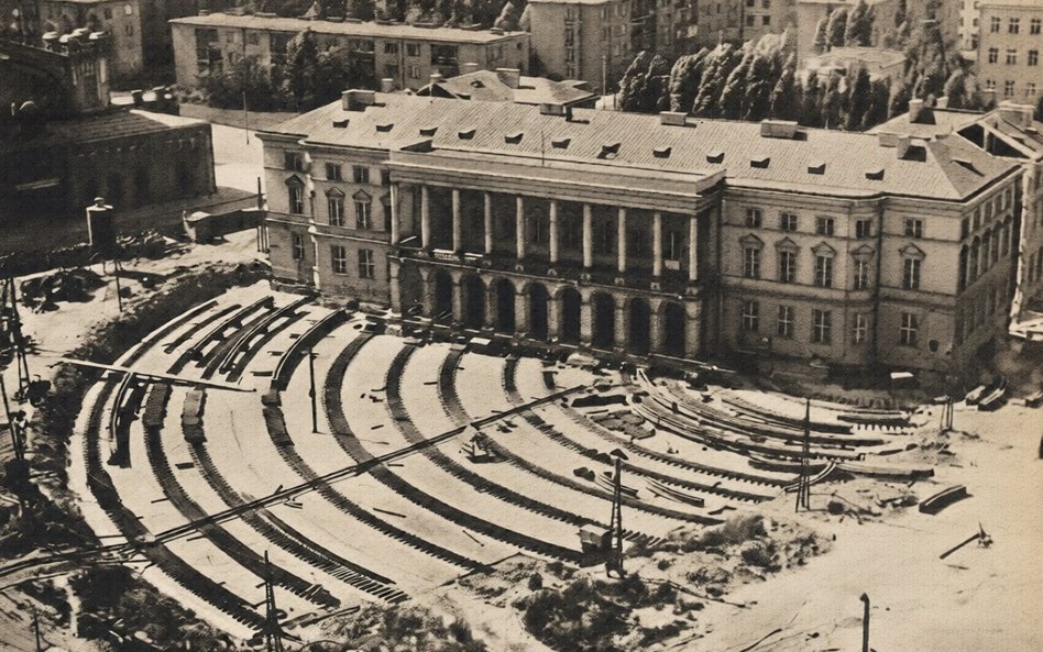 Konstrukcja ze stalowych belek umieszczona pod gmachem Pałacu Lubomirskich przejechała wraz z pałace