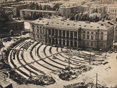 Konstrukcja ze stalowych belek umieszczona pod gmachem Pałacu Lubomirskich przejechała wraz z pałace