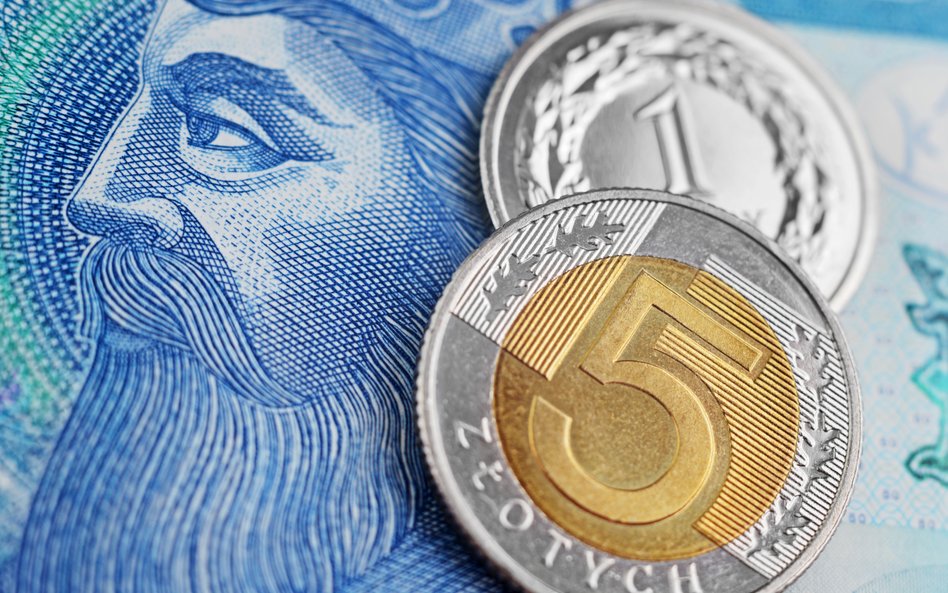 Złoty słabszy względem dolara i euro