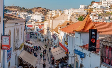 Portugalska Albufeira. – Emigranci bez trudu dostają tu papiery. Muszą tylko otworzyć biznes – mówi 