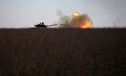 Ukraiński czołg ostrzeliwuje pozycje Rosjan w Bachmucie